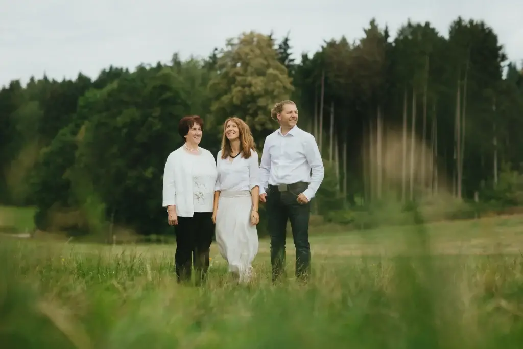 Teamfoto von Maria Schild ihrer Mutter und ihrem Mann